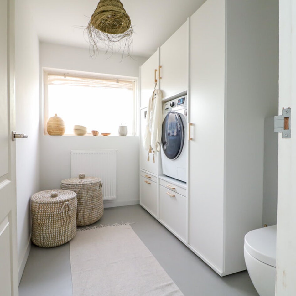 Wasmachine in badkamer geplaatst in witte ombouwkast. Extra opbergruimte is aanwezig met een uittrekbare lade voor de wasmand, de kast is vochtbestendig!